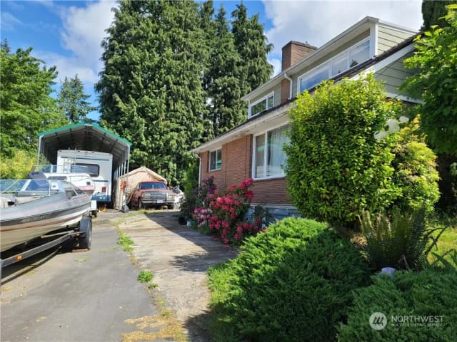 Property photo for 522 Ne 127th Street, Seattle photo 4