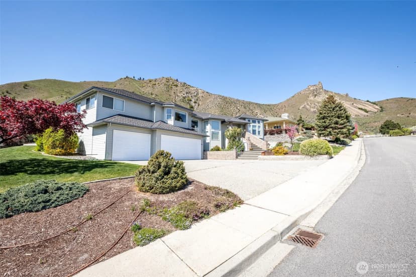 Property photo for 740 Castle Heights Drive, Wenatchee photo 2