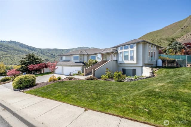 Property photo for 740 Castle Heights Drive, Wenatchee photo 3