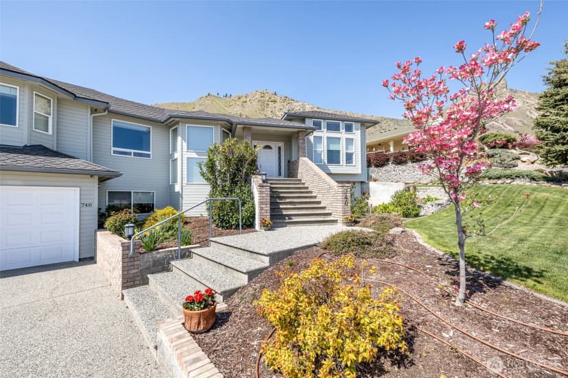 Property photo for 740 Castle Heights Drive, Wenatchee photo 4
