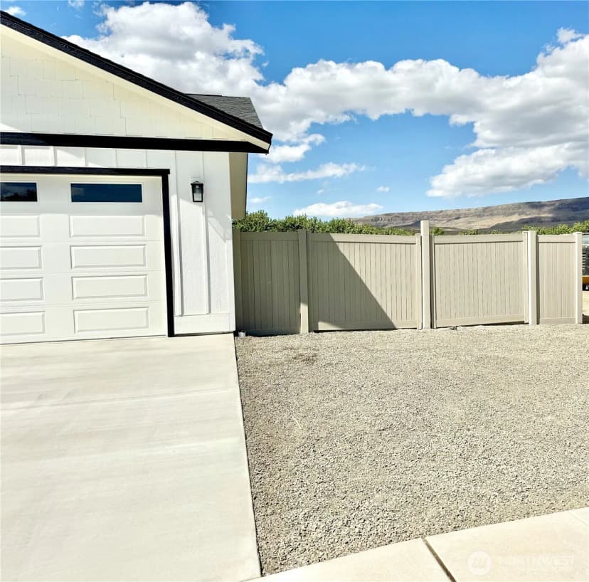 Property photo for 2575 1st Street Se, East Wenatchee photo 38