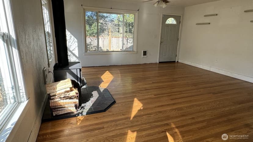 Property photo for 351 Ne 185th Street, Shoreline photo 6