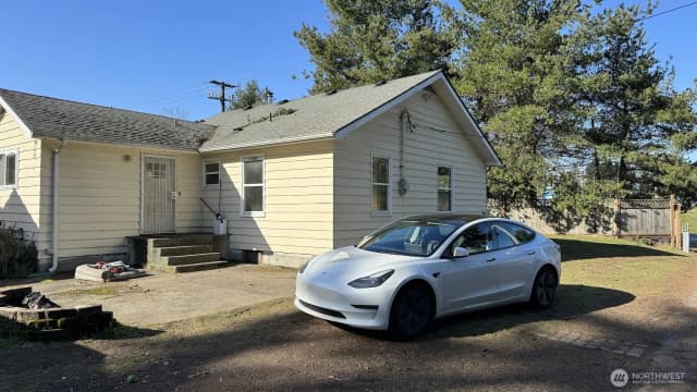 Property photo for 351 Ne 185th Street, Shoreline