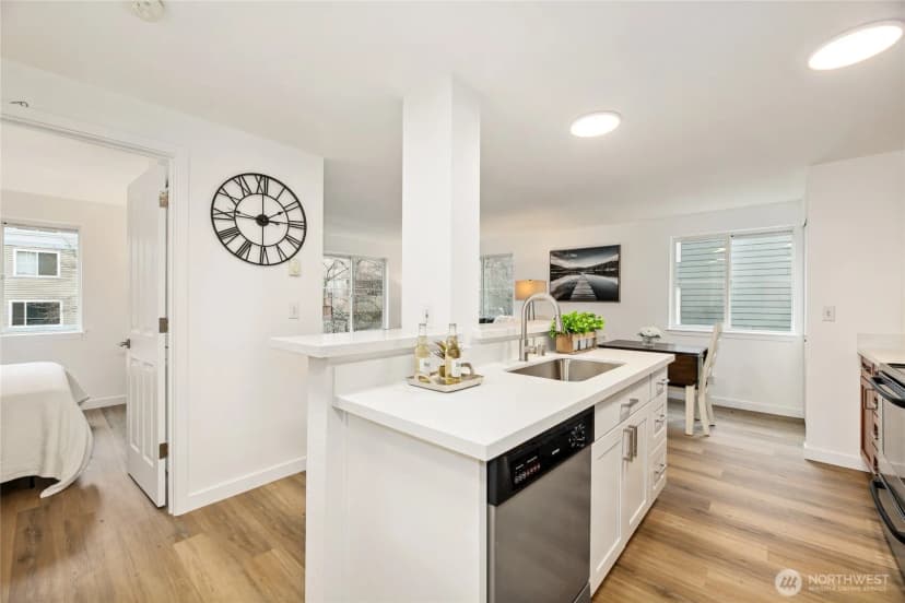 Property photo for 300 10th Avenue #a202, Seattle photo 6