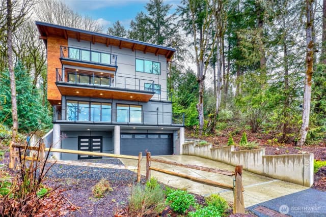 Property photo for 439 W Lake Sammamish Parkway Se, Bellevue