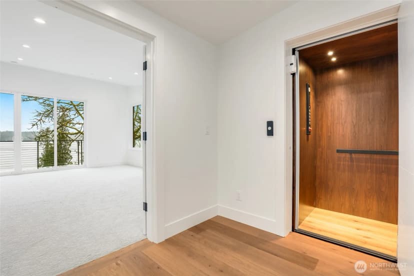 Property photo for 439 W Lake Sammamish Parkway Se, Bellevue photo 3