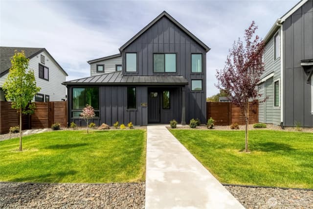 Property photo for 1021 Se Garrison Village Way, College Place