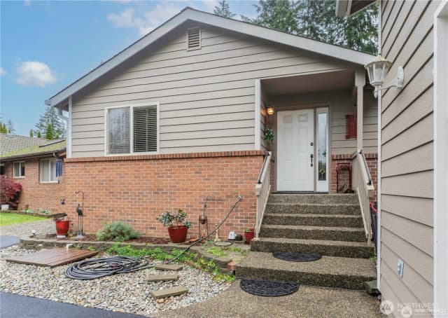Property photo for 360 E Penzance Road W, Shelton photo 4