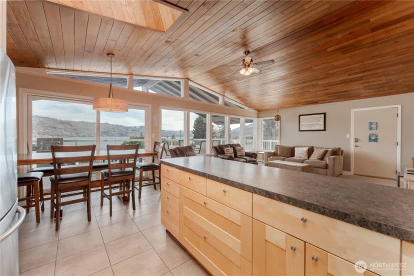 Property photo for 1955 S Lakeshore Rd, Chelan photo 11