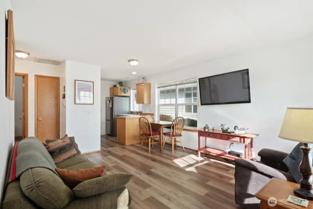 Property photo for 1021 Sinclair Way #38, Burlington photo 4
