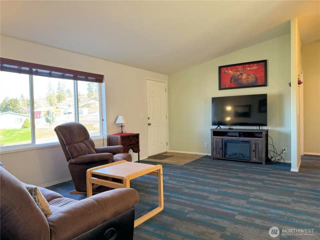 Property photo for 316 Airport Loop #a, Davenport photo 4