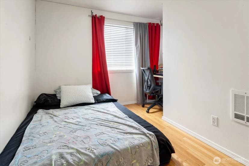 Property photo for 12019 32nd Avenue Ne #b, Seattle photo 15