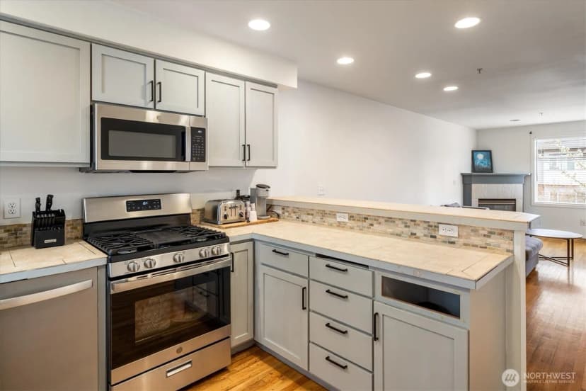 Property photo for 12019 32nd Avenue Ne #b, Seattle photo 8
