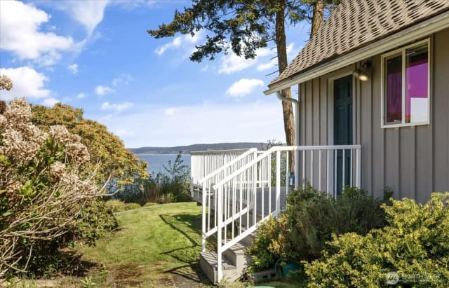 Property photo for 2963 Saratoga Road, Langley