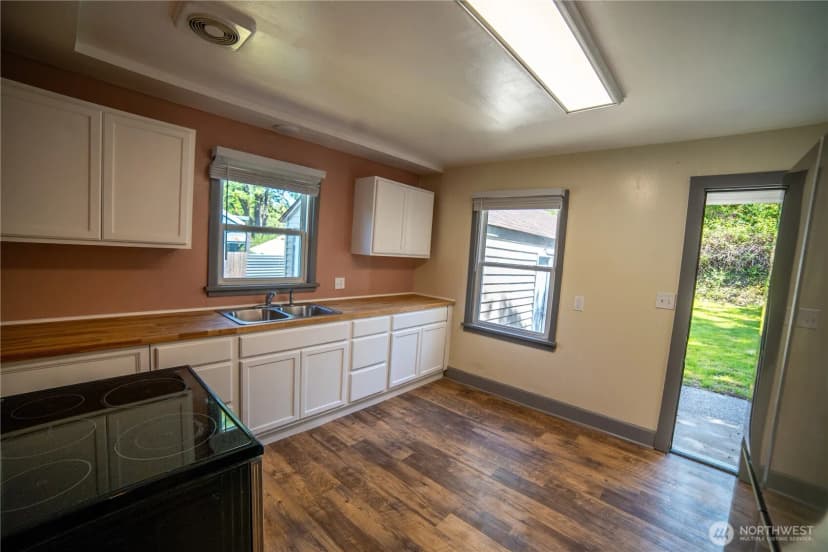 Property photo for 914 Puget Street Ne, Olympia photo 7