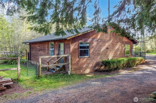 Property photo for 21 W River Drive W, Elma photo 3