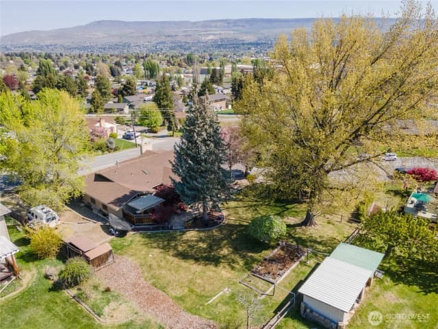 Property photo for 1200 Summer Hill Place, Wenatchee photo 2