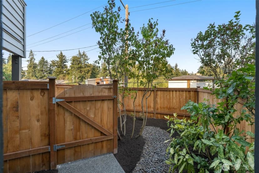 Property photo for 13709 Greenwood Avenue N, Seattle photo 24