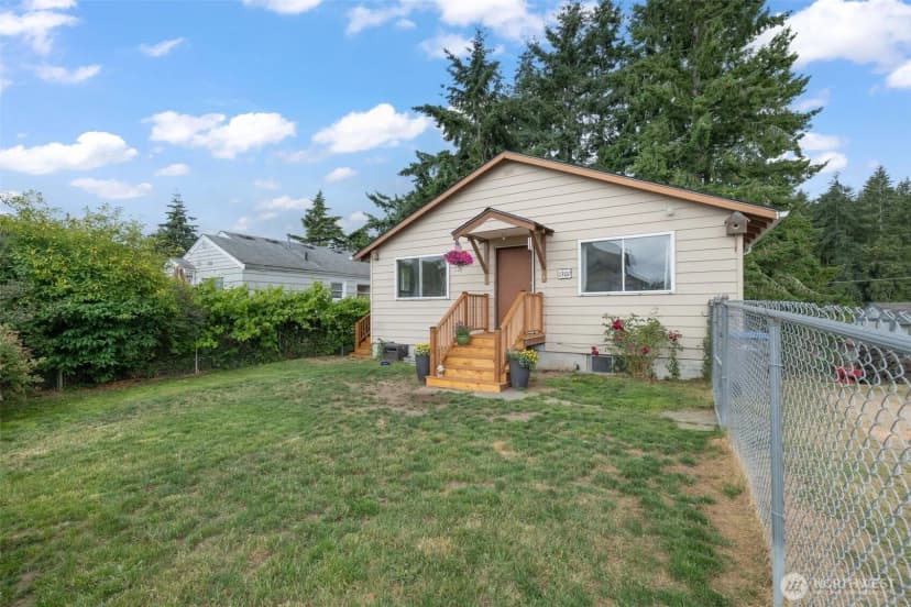 Property photo for 1301 Humphrey Avenue W, Bremerton photo 3
