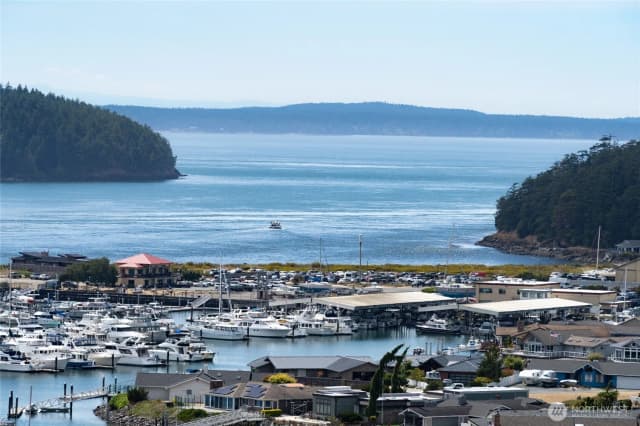 Property photo for 1808 Highland Dr, Anacortes photo 2