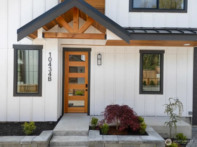 Property photo for 10434 Ne 110th Street #b, Kirkland photo 2