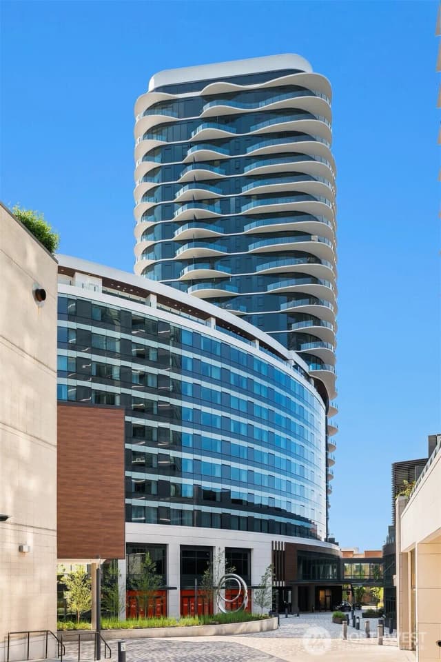 Property photo for 838 Avenue Square Ne #309, Bellevue