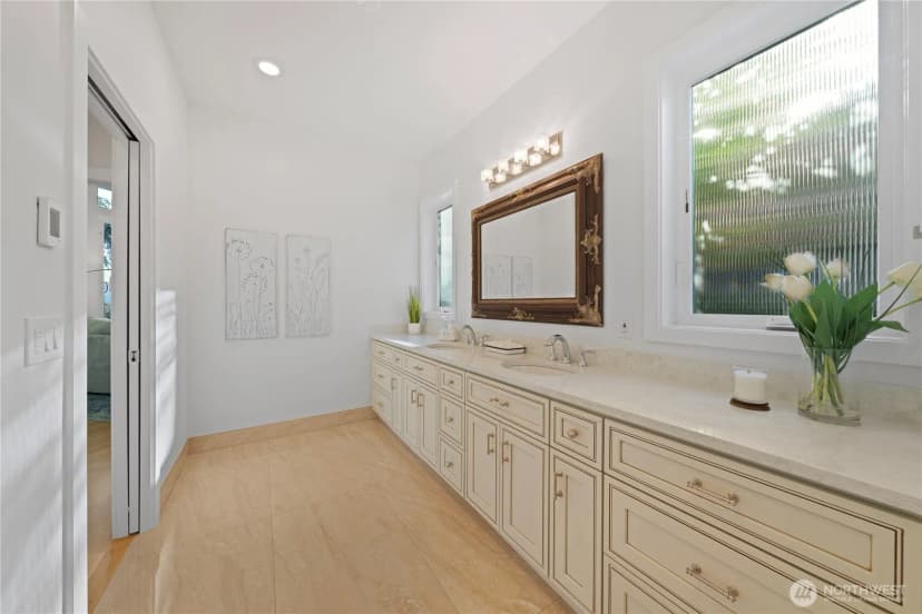 Property photo for 1070 185th Avenue Ne, Bellevue photo 22