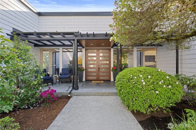 Property photo for 1070 185th Avenue Ne, Bellevue photo 4