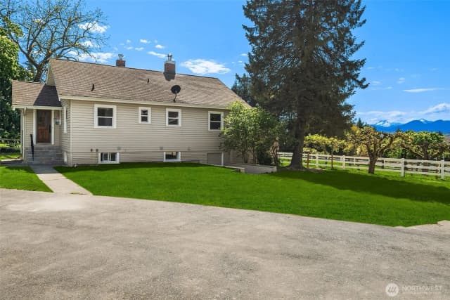 Property photo for 25443 Pioneer Way Nw, Poulsbo photo 3