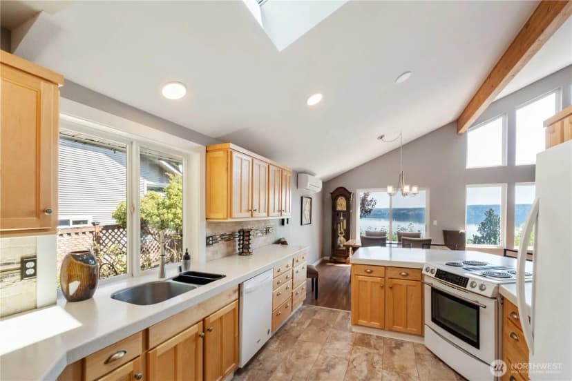 Property photo for 11011 Seaview Drive, Anderson Island photo 19
