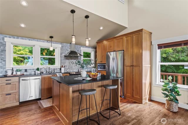 Property photo for 1533 S Sunset Drive, Tacoma photo 5