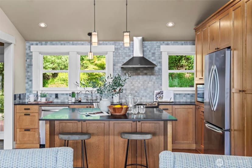 Property photo for 1533 S Sunset Drive, Tacoma photo 6