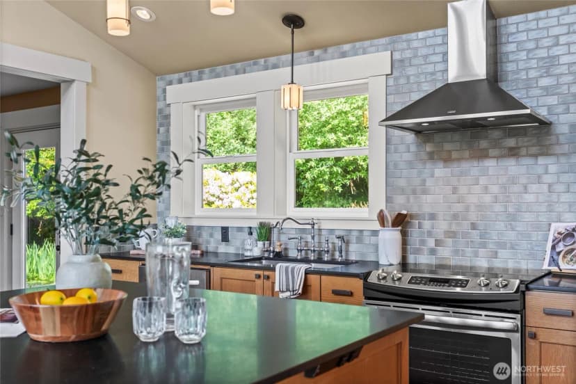 Property photo for 1533 S Sunset Drive, Tacoma photo 7