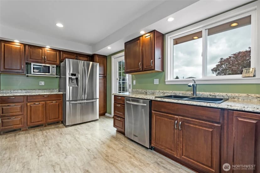 Property photo for 21212 4th Avenue S, Des Moines photo 13
