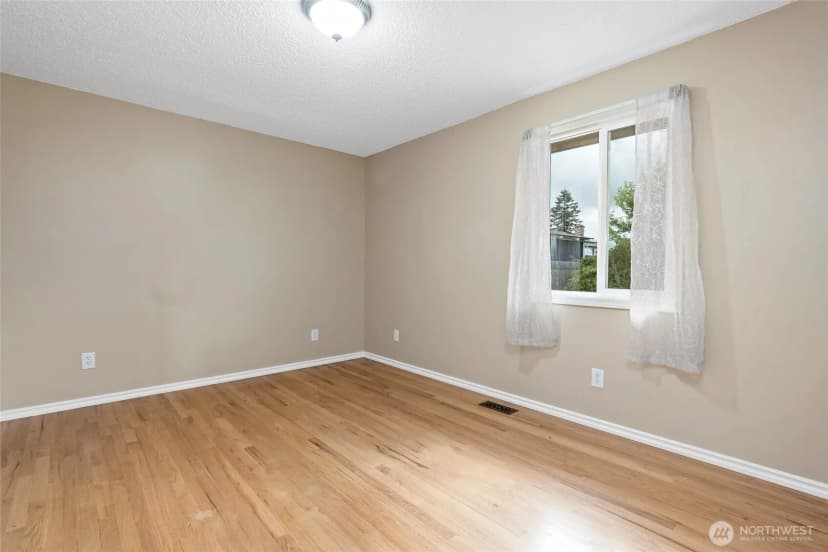 Property photo for 21212 4th Avenue S, Des Moines photo 16
