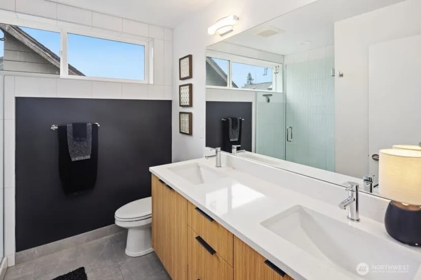 Property photo for 5710 Roosevelt Way Ne #b, Seattle photo 13