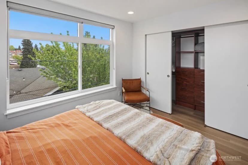 Property photo for 5710 Roosevelt Way Ne #b, Seattle photo 11