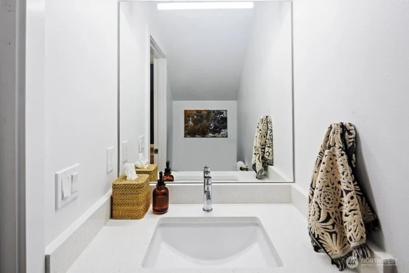 Property photo for 5710 Roosevelt Way Ne #b, Seattle photo 16