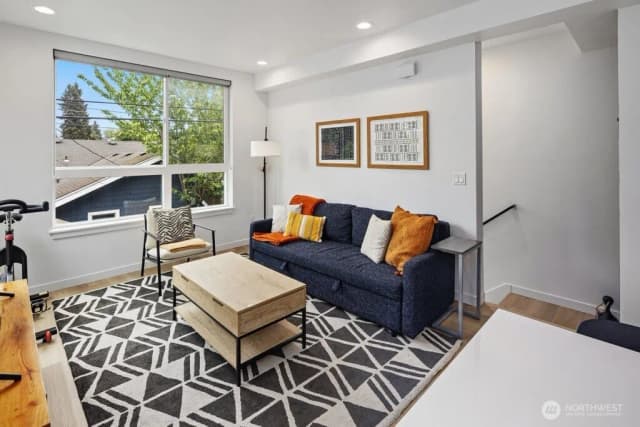 Property photo for 5710 Roosevelt Way Ne #b, Seattle photo 3