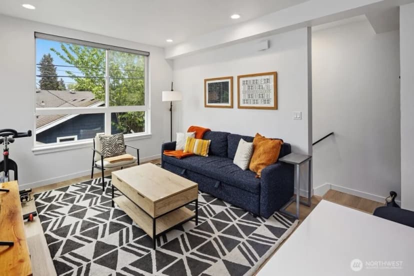 Property photo for 5710 Roosevelt Way Ne #b, Seattle photo 3