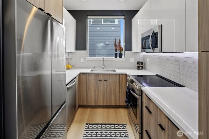 Property photo for 5710 Roosevelt Way Ne #b, Seattle photo 9
