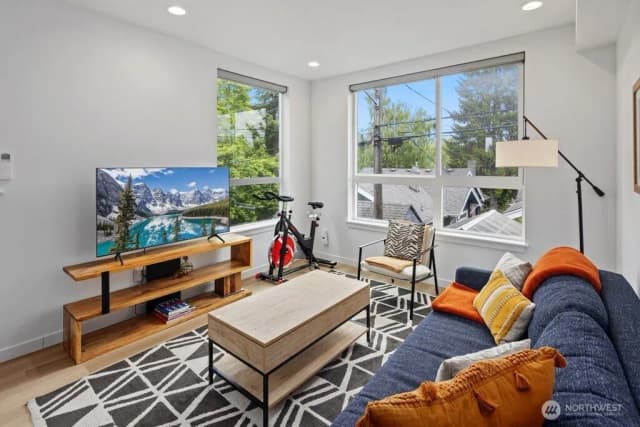 Property photo for 5710 Roosevelt Way Ne #b, Seattle photo 4