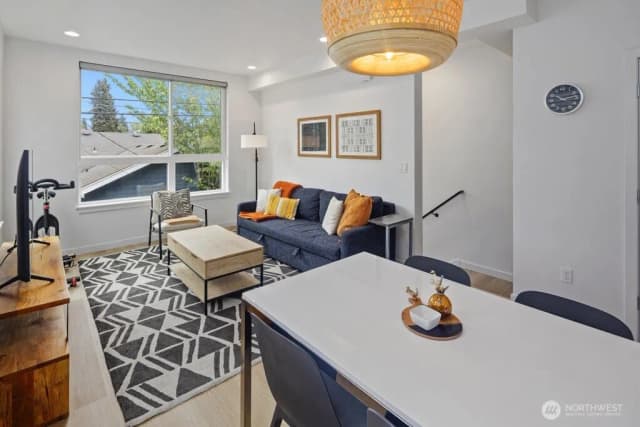 Property photo for 5710 Roosevelt Way Ne #b, Seattle photo 5