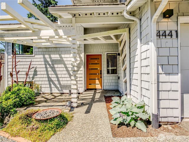 Property photo for 4441 53rd Avenue Sw, Seattle photo 2