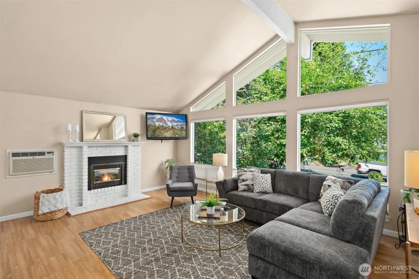 Property photo for 19611 30th Avenue Ne, Shoreline photo 4