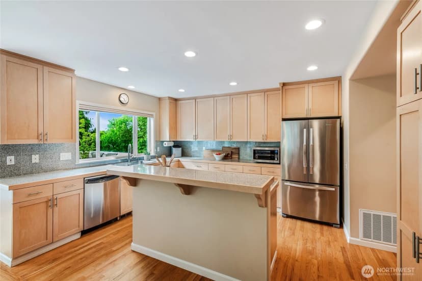 Property photo for 11120 Ne 106th Place, Kirkland photo 8