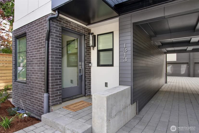 Property photo for 1313 31st Avenue S, Seattle photo 3