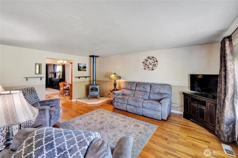 Property photo for 10208 Sw 28th Ave, Seattle photo 3