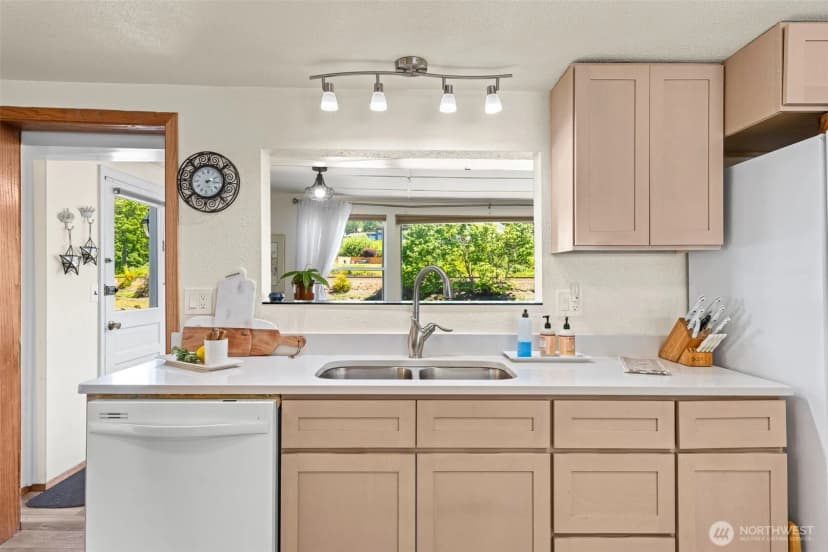 Property photo for 2423 Day Island Boulevard W, University Place photo 17
