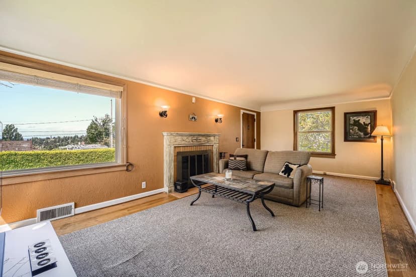Property photo for 10758 22nd Avenue Sw, Seattle photo 4